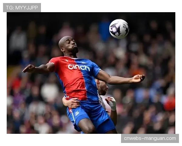特写:水晶宫主帅格拉斯纳训练课详解四后卫压缩空间的关键跑位。 特写:水晶宫主帅格拉斯纳训练课详解四后卫压缩空间的关键跑位。